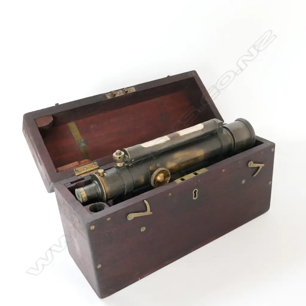 N.Z.R. MARKED CASED DUMPY LEVEL BY ELLIOT BROS., LONDON. RACHET GEAR MECH AT FAULT Image 1++